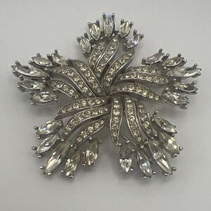 Elegant Brooch Vintage TRIFARI Flower Rhinestone Snowflake Glam Grandmacore